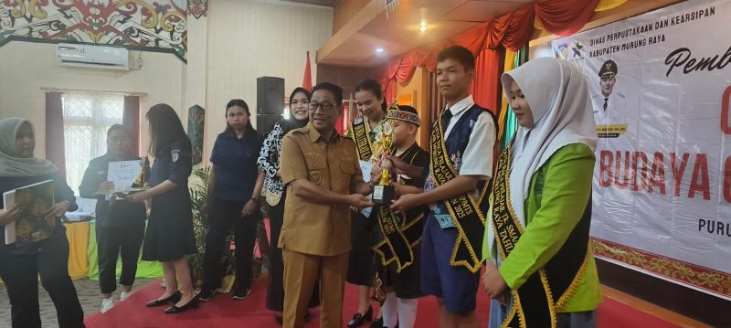 Bupati Heriyus saat menyerahkan hadiah kepada para juara