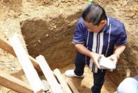 Puruk Cahu – Bupati Murung Raya, Heriyus SE, secara resmi meletakkan batu pertama pembangunan pastori Gereja Pantekosta di Indonesia (GPdI) Bethesda di Desa Dirung Lingkin, Kecamatan Tanah Siang Selatan, Jumat (5/9/2025).
Kegiatan tersebut turut dihadiri Plt. Sekretaris Daerah Sarwo Mintarjo, Camat Tanah Siang Selatan Andreas, Kepala Desa Dirung Lingkin, pengurus wilayah GPdI Mura, para pendeta, serta jemaat GPdI Bethesda.
Gembala Sidang GPdI Bethesda, Pdt. Yolvi Liu, menyampaikan apresiasi atas dukungan Pemkab Mura. “Terima kasih atas perhatian dan dukungan Bupati Mura demi kelancaran pelayanan di gereja kami, khususnya untuk pembangunan pastori ini,” ujarnya.
Dalam sambutannya, Bupati Heriyus menegaskan komitmen Pemkab Mura untuk mendukung pembangunan sarana peribadatan dari semua agama tanpa diskriminasi. “Saya mendukung penuh pembangunan pastori GPdI Bethesda ini sebagai wujud komitmen terhadap penguatan sektor keagamaan. Rumah ibadah dari agama-agama lain di Murung Raya juga akan kami perlakukan sama dan adil,” tegasnya.
Ia berharap pembangunan sarana ibadah di Murung Raya dapat terus berkelanjutan demi meningkatkan kualitas kehidupan beragama masyarakat.
Acara ditutup dengan ibadah singkat, prosesi peletakan batu pertama secara simbolis oleh Bupati bersama unsur terkait, serta ramah-tamah bersama jemaat.
