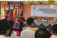 
Bupati Murung Raya, Kalimantan Tengah, Heriyus, melantik sekaligus menyerahkan SK pengangkatan kepada 70 Pegawai Pemerintah dengan Perjanjian Kerja (PPPK) tahap II formasi 2024 di Aula Setda Gedung B Puruk Cahu, Jumat (12/9/2025). (Foto : 1tulah.com)
