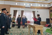 Bupati Heriyus melantik dan mengambil sumpah jabatan pada pejabat eseloan II yang dilantik, Sabtu (20/09/2025). (Foto : Sur/1tulah.com)