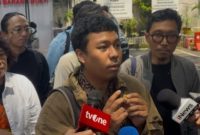 Koordinator Kontras, Dimas Bagus Arya mengunjungi Direktur Lokataru, Delpedro Marhaen, yang ditahan di Polda Metro Jaya, Rabu (10/9/2025). [Suara.com/Faqih]