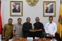 Ketua DPRD Kalimantan Tengah, Arton S Dohong didampingi Wakil Ketua Komisi I DPRD Kalteng dan Sekretaris DPRD Kalteng Pajarudinnor saat  menyerahkan cinderamata ke peserta PKDN Sespimti Polri Dikreg ke - 34 Gelombang I Tahun Anggaran 2025. Kunjungan ini berlangsung di Gedung DPRD Kalteng, Palangka Raya, baru-baru ini.Foto:Istimewa