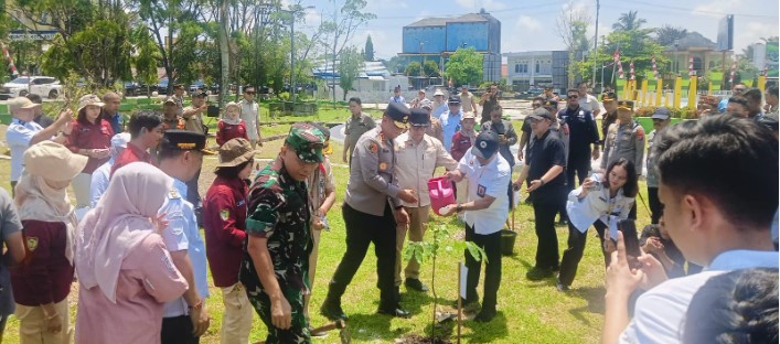 Gubernur Kalteng, H. Agustiar Sabran (tengah) didampingi Kapolda dan Pangdam XXI/Tambung Bungai saat melakukan penanaman bibit pohon dilingkungan Taman Rusa, Jalan Pahlawan, Buntok, Rabu (24/9/2025). Foto. Alifansyah/1tulah.com