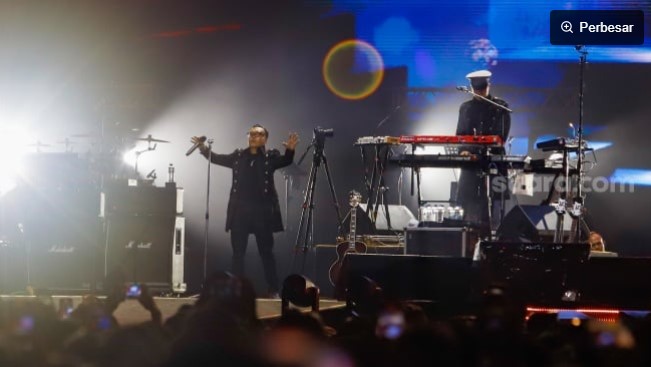 Grup Musik Dewa 19 bersama Ari Lasso tampil menghibur penonton pada Konser Dewa19 featuring All Stars 2.0 di Stadion Utama Gelora Bung Karno (SUGBK), Jakarta, Sabtu (6/9/2025). [Suara.com/Alfian Winanto]