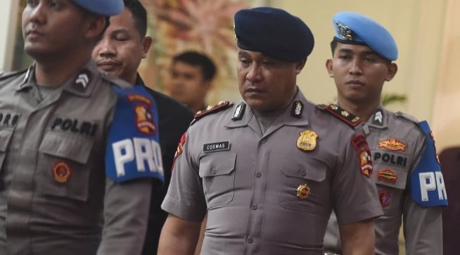 Komandan Batalyon Resimen IV Korps Brimob Polri Kompol Cosmas Kaju Gae (tengah) berjalan usai
mengikuti sidang putusan etik di Gedung TNCC Mabes Polri, Jakarta, Rabu (3/9/2025) malam. [ANTARA
FOTO/Indrianto Eko Suwarso/tom]
