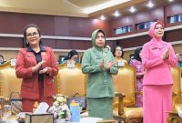 Ketua Forum Istri Dewan (Fisdawan) Provinsi Kalimantan Tengah, Apristini Arton S. Dohong (kIri) saat menghadiri kegiatan di Pemprov Kalteng. Foto:Istimewa