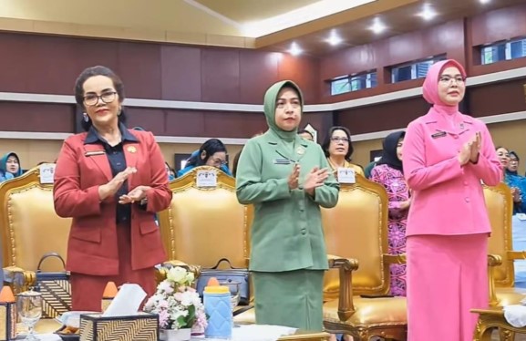 Ketua Forum Istri Dewan (Fisdawan) Provinsi Kalimantan Tengah, Apristini Arton S. Dohong (kIri) saat menghadiri kegiatan di Pemprov Kalteng. Foto:Istimewa