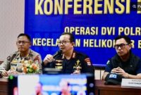 Kabid Dokkes Polda Kalsel Kombes dr Muhammad El Yandiko (tengah) memberikan keterangan dalam konferensi pers Operasi DVI Polri Kecelakaan Helikopter BK117 D3 di RS Bhayangkara Banjarmasin, Kalimantan Selatan, Sabtu (6/9/2025) malam. [ANTARA/Tumpal Andani Aritonang]