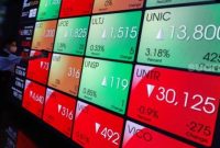 Pekerja beraktivitas dengan latar belakang layar pergerakan harga saham di Bursa Efek Indonesia, Jakarta Selatan, Senin (30/5/2022). [Suara.com/Alfian Winanto]