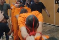 Sejumlah tersangka kasus penculikan yang berujung kematian kepala cabang (kacab) salah satu bank di Jakarta Pusat berinisial MIP (37) digiring keluar dari jumpa pers di Polda Metro Jaya, Jakarta, Selasa (16/9/2025). ANTARA/Risky Syukur.