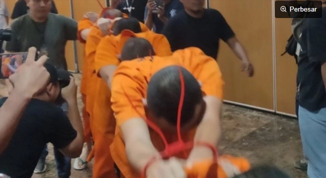 Sejumlah tersangka kasus penculikan yang berujung kematian kepala cabang (kacab) salah satu bank di Jakarta Pusat berinisial MIP (37) digiring keluar dari jumpa pers di Polda Metro Jaya, Jakarta, Selasa (16/9/2025). ANTARA/Risky Syukur.