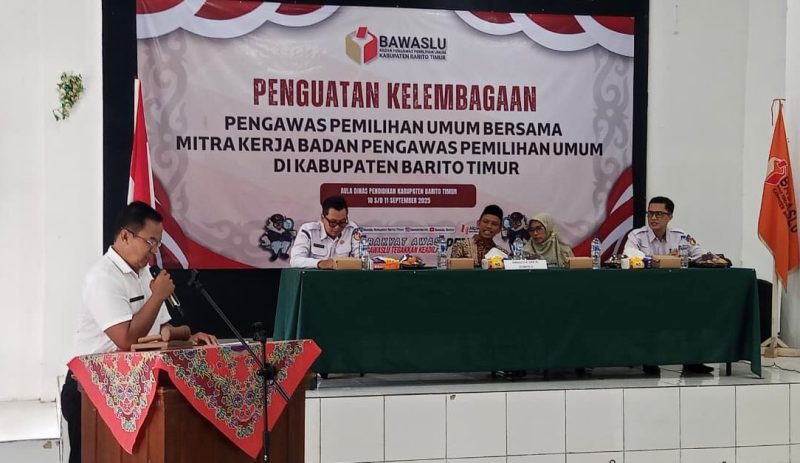 Asisten I Setda Barito Timur, Ari Panan P. Lelu, dalam kegiatan Penguatan Kelembagaan Pengawasan Pemilu bersama mitra kerja yang digelar Badan Pengawas Pemilihan Umum (Bawaslu) Barito Timur di Aula Dinas Pendidikan.Foto:Zak/1tulah.com