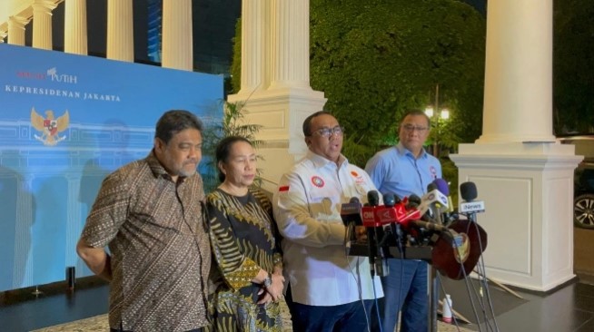 Presiden Konfederasi Serikat Pekerja Indonesia (KSPI) Said Iqbal, Presiden KSBSI Ely Rosita Silaban, Presiden Konfederasi Serikat Pekerja Indonesia (KSPI) Andi Gani Nena Wea, dan Ketua Umum KSPSI Pembaruan Jumhur Hidayat usai menggelar pertemuan dengan Presiden Prabowo Subianto di Istana Negara Jakarta, Senin (1/9/2025) malam. [Suara.com/Novian]