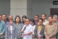 Menteri ESDM Bahlil Lahadalia memberikan keterangan pers usai Rapat dengan para manajemen SPBU swasta dan Pertamina di Jakarta, Jumat (19/9/2025). Foto Fadil-Suara.com
