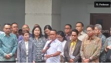 Menteri ESDM Bahlil Lahadalia memberikan keterangan pers usai Rapat dengan para manajemen SPBU swasta dan Pertamina di Jakarta, Jumat (19/9/2025). Foto Fadil-Suara.com