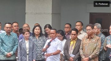 Menteri ESDM Bahlil Lahadalia memberikan keterangan pers usai Rapat dengan para manajemen SPBU swasta dan Pertamina di Jakarta, Jumat (19/9/2025). Foto Fadil-Suara.com
