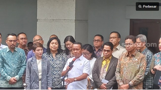 Menteri ESDM Bahlil Lahadalia memberikan keterangan pers usai Rapat dengan para manajemen SPBU swasta dan Pertamina di Jakarta, Jumat (19/9/2025). Foto Fadil-Suara.com