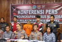 Kapolres Barsel, AKBP Jecson R Hutapea (tengah) didampingi Kabagops, Kasatresnarkoba AKP Yunika Winner Te'dang, Kasatreskrim dan Kasat Intelkam serta anggota Satresnarkoba saat memimpin Pres Rilis, Kamis (18/9/2025). Foto. Alifansyah/1tulah.com