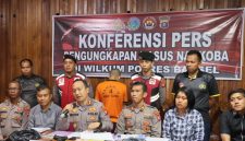 Kapolres Barsel, AKBP Jecson R Hutapea (tengah) didampingi Kabagops, Kasatresnarkoba AKP Yunika Winner Te'dang, Kasatreskrim dan Kasat Intelkam serta anggota Satresnarkoba saat memimpin Pres Rilis, Kamis (18/9/2025). Foto. Alifansyah/1tulah.com