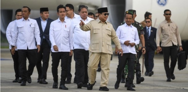 Presiden Prabowo Subianto tiba di Lanud Halim Perdanakusuma, Jakarta, Sabtu (27/9/2025) dari lawatan ke luar negeri. Ia mengatakan kasus keracunan MBG akan diatasi dengan baik. [Antara]