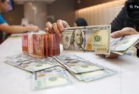 Nilai tukar rupiah menguat pada penutupan perdagangan Senin sore (29/9/2025). [Suara.com/Alfian Winanto]