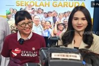 Wamendiktisaintek Stella Christie (kiri) mengatakan pihaknya menyiapkan dana abadi sebesar 50 persen dari anggaran total Sekolah Garuda untuk keberlanjutan operasional sekolah tersebut. (Suara.com/Dwi Bowo Raharjo)