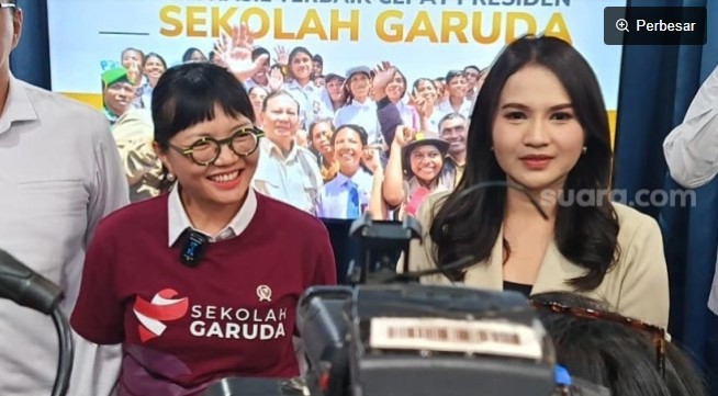 Wamendiktisaintek Stella Christie (kiri) mengatakan pihaknya menyiapkan dana abadi sebesar 50 persen dari anggaran total Sekolah Garuda untuk keberlanjutan operasional sekolah tersebut. (Suara.com/Dwi Bowo Raharjo)