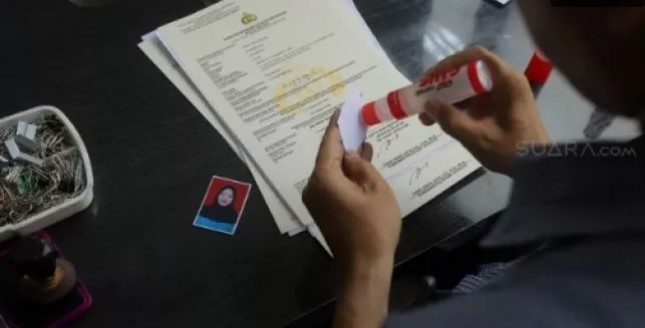 SKCK [Suara.com/Angga Budhiyanto]