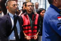 Mantan Menteri Pendidikan, Kebudayaan, Riset dan Teknologi (Mendikbudristek) Nadiem Makarim (tengah) dibawa ke mobil tahanan usai menjalani pemeriksaan di Kejaksaan Agung, Jakarta, Kamis (4/9/2025). [Suara.com/Alfian Winanto]