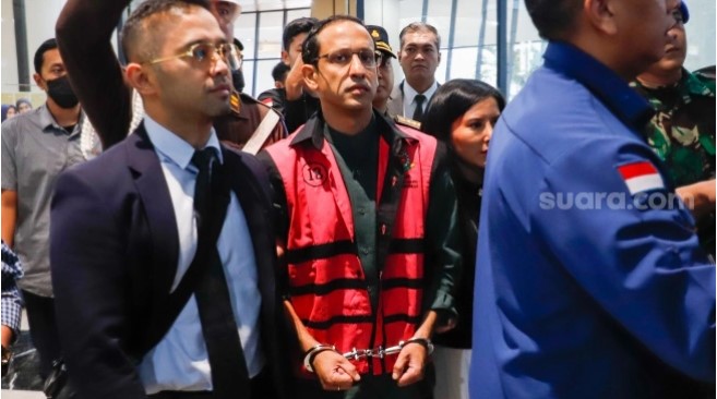 Mantan Menteri Pendidikan, Kebudayaan, Riset dan Teknologi (Mendikbudristek) Nadiem Makarim (tengah) dibawa ke mobil tahanan usai menjalani pemeriksaan di Kejaksaan Agung, Jakarta, Kamis (4/9/2025). [Suara.com/Alfian Winanto]