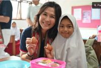 Wamen Veronica Tan Tinjau Program 2 Telur Sehari Untuk Anak-Anak di Kalimantan Tengah. (dok. ist)