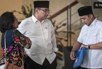 Mantan Menteri Agama Yaqut Cholil Qoumas (kanan) berjalan keluar usai menjalani pemeriksaan di Gedung Merah Putih KPK, Jakarta, Senin (1/9/2025). [ANTARA FOTO/Fauzan/nz]
