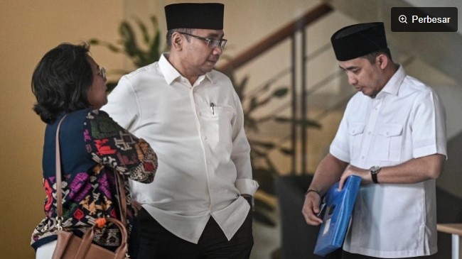 Mantan Menteri Agama Yaqut Cholil Qoumas (kanan) berjalan keluar usai menjalani pemeriksaan di Gedung Merah Putih KPK, Jakarta, Senin (1/9/2025). [ANTARA FOTO/Fauzan/nz]