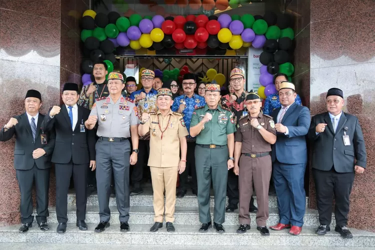Gubernur Kalimantan Tengah H. Agustiar Sabran meresmikan Digital Lounge PT Bank Kalteng Tahun 2025 (MMC Kalteng)



