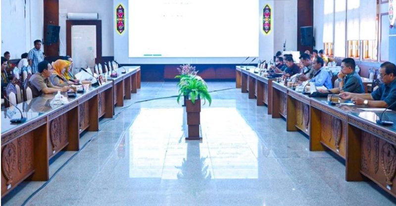 Ketua DPRD Kalteng Arton S Dohong bersama jajaran anggota DPRD Kalteng saat memimpin rapat banmus di ruangan rapat gabungan DPRD Kalteng, Senin (20/10/2025).Foto:Istimewa