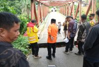 Heriyus Tinjau Langsung Jembatan Rusak Akibat Banjir dan Longsor di Murung Raya