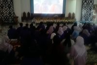 Dalam upaya menguatkan pemahaman sejarah generasi muda, DPC Partai Gerakan Indonesia Raya (Gerindra) Barito Utara (Barut) menyelenggarakan Nonton Bareng (Nobar) film dokumenter sejarah G30S/PKI, Rabu 1 Oktober 2025. Foto: Ahya Firmansyah/1tulah.com