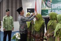 Sekretaris Daerah (Sekda) Barut, Muhlis, saat membuka secara resmi Konferensi Cabang (Konfercab) IX Muslimat NU Barut periode 1447 H/2025 M, Kamis, 2 Oktober 2025. Foto: Diskominfosandi Barut