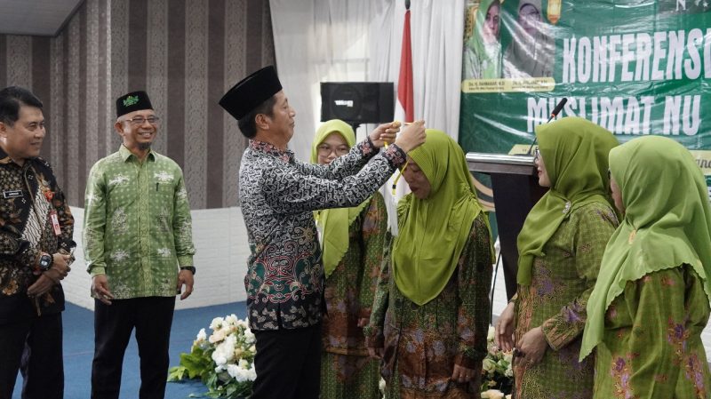 Sekretaris Daerah (Sekda) Barut, Muhlis, saat membuka secara resmi Konferensi Cabang (Konfercab) IX Muslimat NU Barut periode 1447 H/2025 M, Kamis, 2 Oktober 2025. Foto: Diskominfosandi Barut