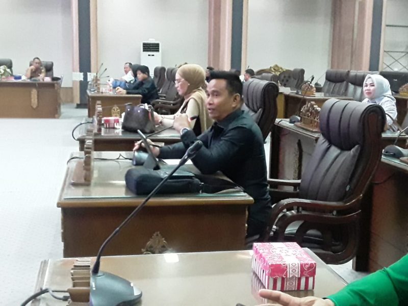 Anggota DPRD Barito Utara, Hasrat, saat menerima perwakilan warga Kecamatan Lahei yang mengadukan dugaan penggarapan lahan mereka oleh PT Sepalar Yasa Kartika (SYK), Senin, 6 Oktober 2025. Foto: Ahya Firmansyah/1tulah.com