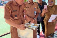Kepala Dinas Pendidikan Barito Utara, Kalteng, Syahmiludin A Surapati memantau langsung pemberian program MBG ke siswa SMPN 2 Muara Teweh, Selasa, 7 Oktober 2025. Foto: Disdik Barut untuk 1tulah.com 