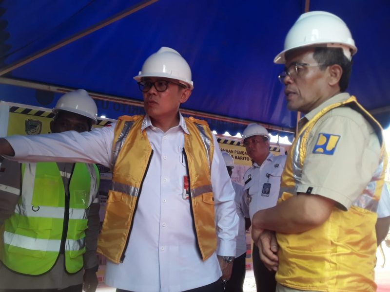 Pj Bupati Barito Utara, Kalteng, Indra Gunawan bersama Kepala Dinas PUPR M Iman Topik saat melaksanakan pemacangan tiang tahap awal pembangunan Kantor Polres Barut, di Kompleks Perkantoran Pemkab di Jingah, Teweh Baru. Foto: Ahya Firmansyah/1tulah.com