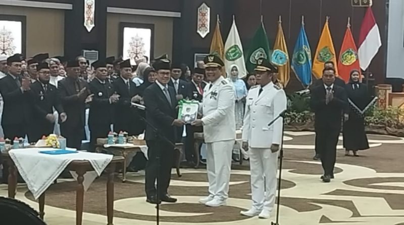 Gubernur Kalimantan Tengah (Kalteng) H Agustiar Sabran secara resmi melantik H Shalahuddin dan Felix Sonadie Y Tingan sebagai Bupati dan Wakil Bupati Barito Utara (Barut) periode 2025–2030 di Aula Jayang Tingang, Kompleks Kantor Gubernur Kalteng, Jumat, 10 Oktober 2025. Foto: Deni/1tulah.com