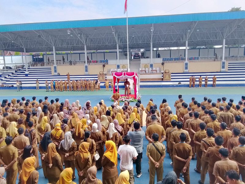 Bupati Barito Utara, Kalteng, H Shalahuddin saat memimpin apel gabungan ASN di halaman Kantor Pemkab Barut, Senin, 13 Oktober 2025. Foto: Istimewa