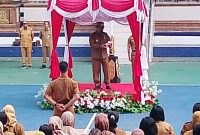 Bupati Barito Utara, Kalteng, H Shalahuddin pada apel gabungan pertama yang dipimpinnya setelah resmi menjabat sebagai bupati baru, di Halaman Pemkab Barut, Senin, 13 Oktober 2025. Foto: Istimewa