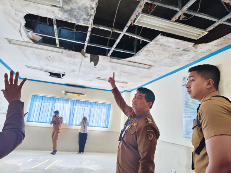 Bupati Barito Utara, Kalteng, H Shalahuddin bersama Wakil Bupati Felix Sonadie Y Tingan, menunjukan kondisi plafon RSUD Muara Teweh yang mengalami bocor di mana-mana saat inspeksi mendadak, pada Senin sore, 13 Oktober 2025. Foto: H Deni Hariadi/1tulah.com