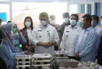 Bupati Barito Utara (Barut), Kalteng, H Shalahuddin melaksanakan pengecekan dan melihat secara langsung dapur Pelayanan Pemenuhan Gizi (SPPG) Kelurahan Melayu untuk program Makan Bergizi Gratis (MBG), Rabu, 15 Oktober 2025. Foto: Diskominfosandi Barut