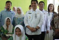 Bupati Barito Utara (Barut), Kalteng, H Shalahuddin dan Wakil Bupati Felix Sonadie Y Tingan berfoto bersama dengan sejumlah siswa MTsN Barut juga guru di peluncuran pertama program MBG. Foto: Diskominfosandi Barut