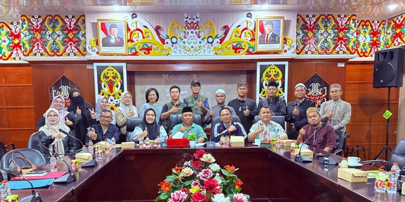 Panitia hari santri memantang persiapan melalui rapat pemantapan panitia di Aula Setda Gedung A Puruk Cahu, Selasa (14/10/2025) malam.