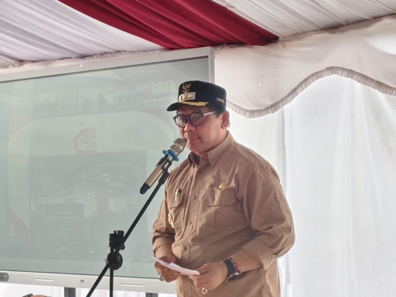 Pemkab Barito Utara (Barut), dipimpin Bupati H Shalahuddin dan Wakil Bupati Felix Sonadie Y Tingab turut melakukan peletakan batu pertama pembangunan fisik Koperasi Merah Putih yang dilaksanakan serentak oleh Menteri Koperasi, Ferry Juliantono, Jumat, 17 Oktober 2025. Foto: Istimewa